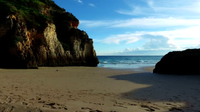Rocas-naturales-en-Praia-Tres-Irmaos-en-Alvor-Portugal