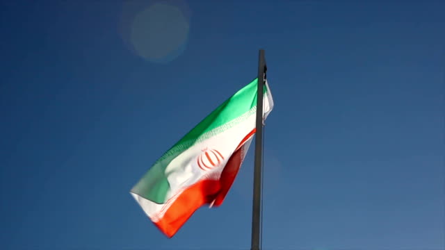 Bandera-Nacional-de-Irán-en-un-asta-de-bandera