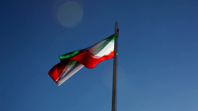 Flagge-des-Iran-auf-eine-Fahnenstange