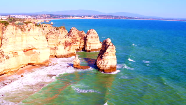 Luftaufnahmen-von-natürlichen-Felsen-bei-Lagos-in-Portugal