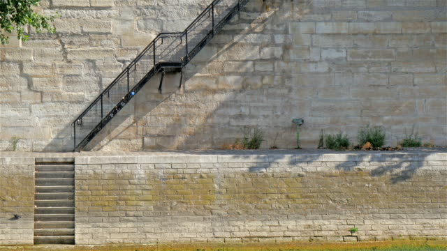 Una-escalera-subiendo-a-un-edificio-en-París