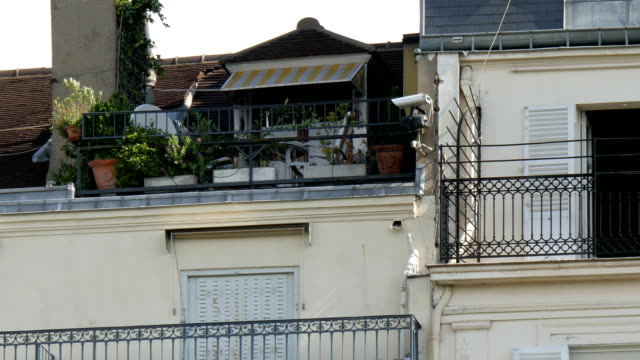 Häuser-und-Wohnungen-auf-der-Straßenseite-von-Paris