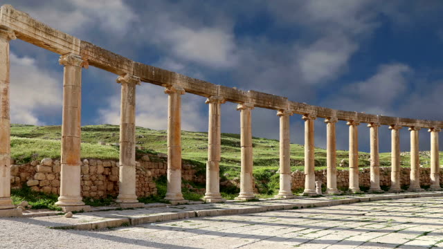 Foro-(Plaza-Oval)-en-Gerasa-(Jerash),-Jordania.- Foro-es-una-plaza-asimétrica-al-principio-de-la-calle-de-columnas,-que-fue-construido-en-el-siglo-i-D.C.
