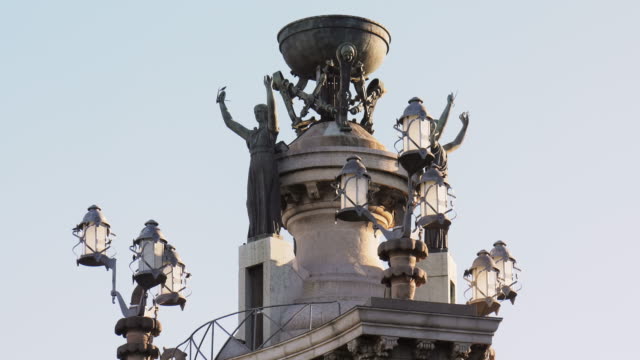 Estatuas-en-la-Plaza-De-España-Barcelona