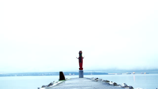 Statue-at-the-end-of-jetty