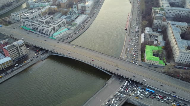 Blick-von-der-Drohne-auf-eine-Bolschoi-Ustinskiy-Brücke