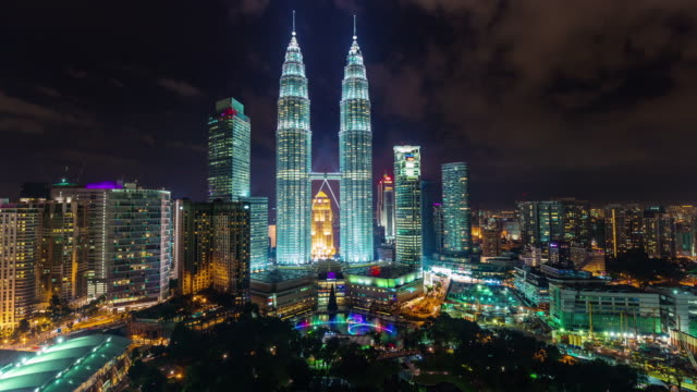 hellen-Nachthimmel-Türme-Panorama-4k-Zeitraffer-von-Kuala-Lumpur