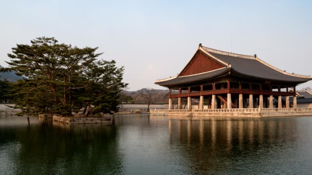 Kyeonghoe-ru-pavilion-in-Gyeongbokgung-Palace-timelapse,-Seoul,-South-Korea,-4K-time-lapse