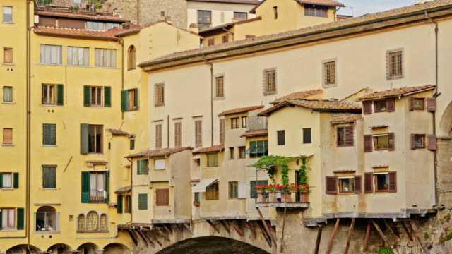 Puente-de-Ponte-Vecchio-en-Florencia,-Italia.-El-Ponte-Vecchio-\"(puente-viejo-del)-es-un-puente-Medieval-piedra-cerrado-spandrel-segmentario-arco-sobre-el-río-Arno,-en-Florencia,-Italia.