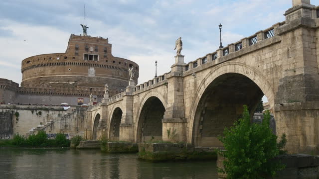 italy-rome-city-castle-of-the-holy-angel-bridge-tiber-river-bay-walking-panorama-4k