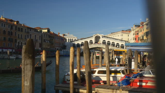 Italien-Venedig-Stadt-berühmten-Canal-grande-Sonne-Licht-Rialto-Brücke-Fähre-Bahnhof-Panorama-4k