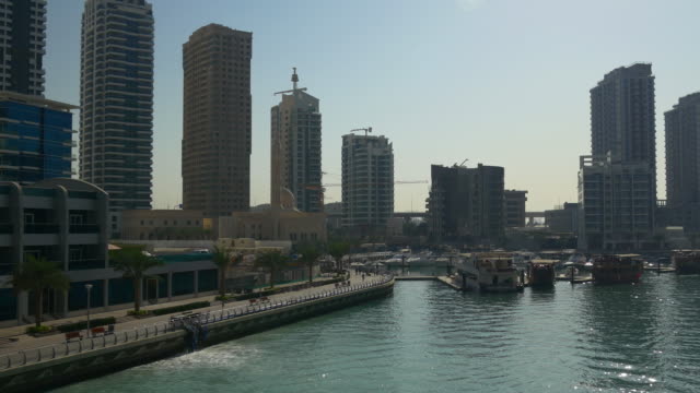 día-soleado-dubai-marina-yate-dock-canal-lateral-Bahía-panorama-4k-los-Emiratos-Árabes-Unidos