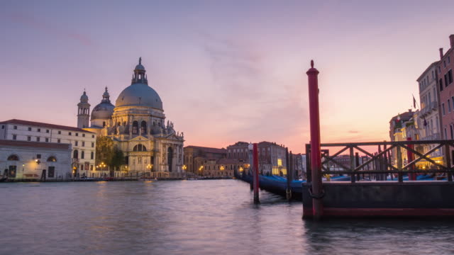 Italien-Venedig-Grand-canal-Santa-Maria-della-Salute-Basilika-Sonnenuntergang-Wasser-Verkehr-Panorama-4k-Zeitraffer