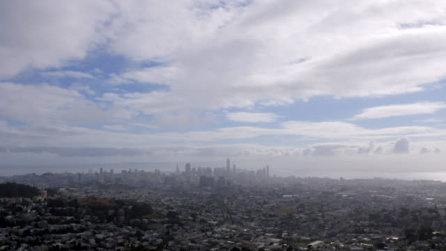 Weitwinkel-von-Wolken-und-Nebel-vorbei-über-die-Innenstadt-von-San-Francisco
