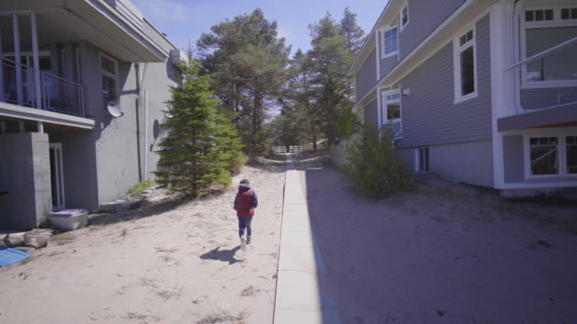 Kind-läuft-auf-Pfad-Ontario-Landschaft-Natur-sonnig-Sonne-Sommer