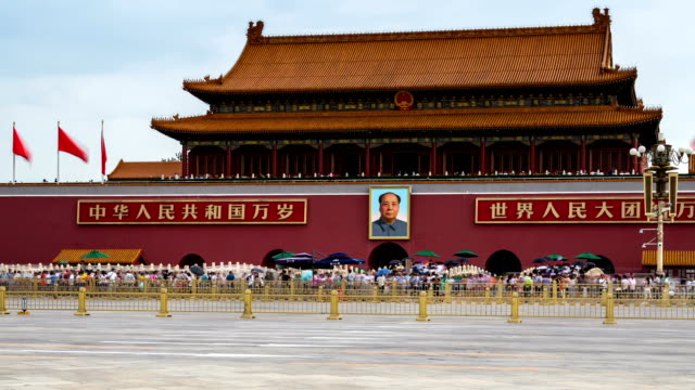 Zeit-Ablauf-Blick-auf-Menschen-und-Verkehr-vorbei-außerhalb-der-Tiananmen-in-Peking,-china