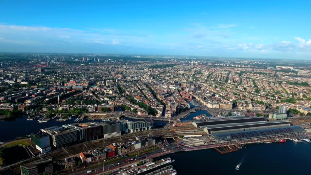Luftaufnahme-der-Stadt-über-Amsterdam