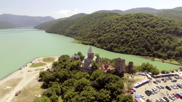 Ananuri-Burg-mit-Kirche-am-Ufer-des-Sees,-Georgia.