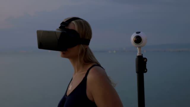 Frau-im-VR-Kopfhörer-und-360-Grad-Kamera