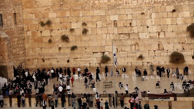 Jerusalem,-Israel,-Westwand,-Klagemauer,-hoher-Winkel-weiten-Blick-auf-jüdische-Männer-beten-und-Verehrung-an-der-Klagemauer-in-Jerusalem-breit