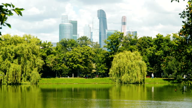 City-Park-und-Teich,-im-Hintergrund-der-Wolkenkratzer