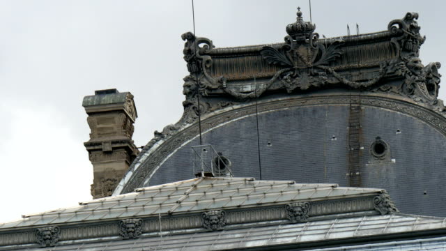 Un-edificio-de-color-negro-en-París