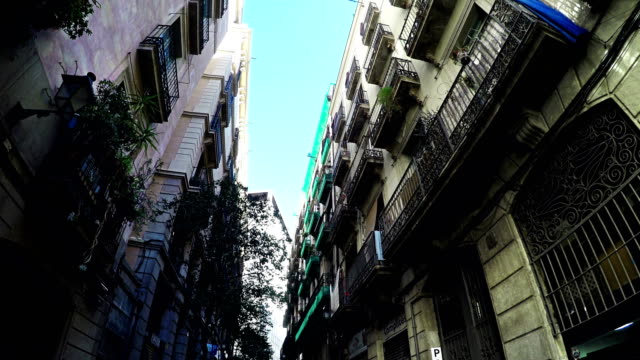 Turísticos-a-pie-pov-en-la-estrecha-calle-tradicional-de-Barcelona.