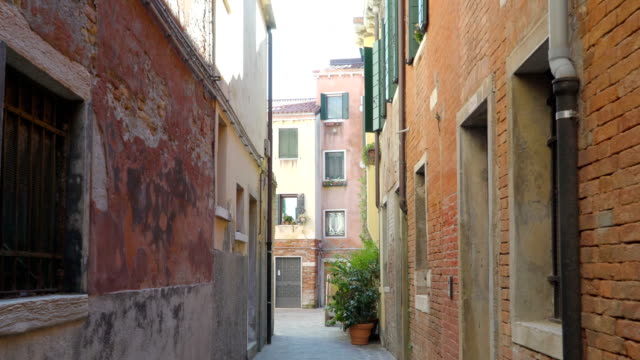Going-through-the-narrow-streets-in-Venice
