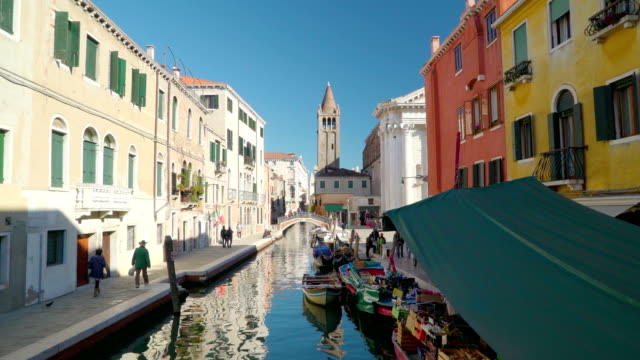 Una-vista-del-paisaje-urbano-del-canal-en-Venecia