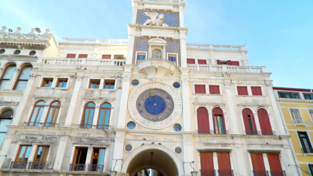 El-gran-St-Marks-Clocktower-encontró-en-la-ciudad-de-Venecia