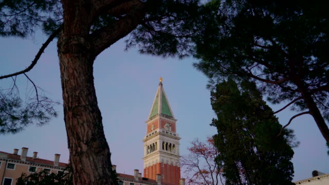 Blick-auf-den-Kirchturm-auf-die-Streetside-in-Venedig-Italien