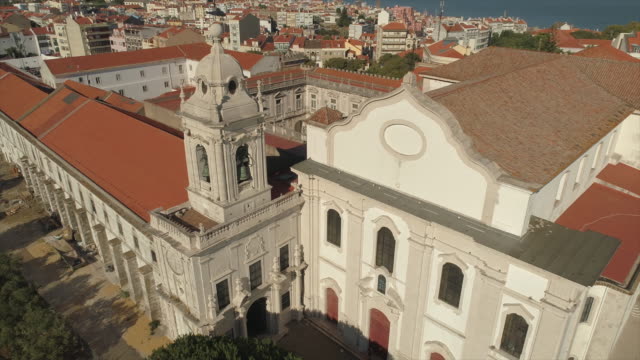 Portugal-sonnigen-Tag-Lissabon-berühmten-Alfama-Viertel-Stadtbild-aerial-Panorama-4k