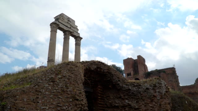 La-colina-donde-se-encuentra-el-templo-de-Cástor-y-Pólux-en-Roma-en-Italia