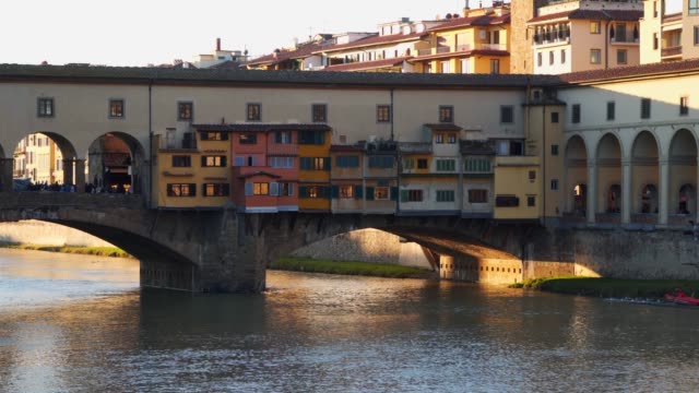 Antiguo-puente-llamado-Ponte-Vecchio-en-Florencia-sobre-el-río-Arno