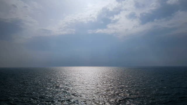 Mar-en-calma-bajo-un-cielo-azul-en-Dinamarca,-hermosa-naturaleza-escandinava,-Costa