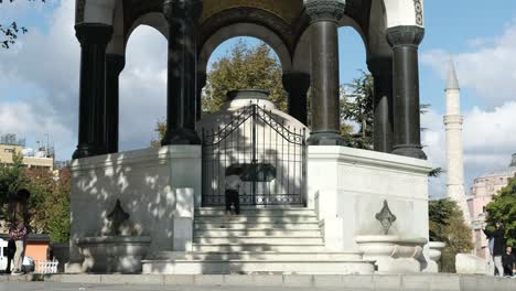 Fuente-Alemana-En-El-Parque-Sultanahmet-De-Estambul.