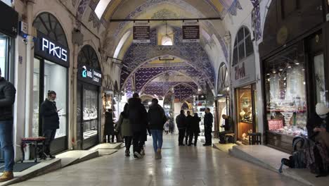 People-walking-in-the-historical-grand-bazaar