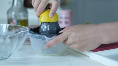 Extracting-lemon-juice
