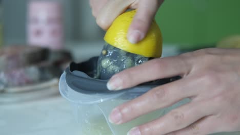 Squeezing-lemon-juice