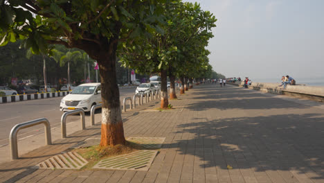 Marine-Drive-Walk-With-People-And-Traffic-In-Mumbai-India