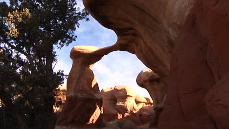 Medium-shot-of-a-remarkable-arched-stone-formation-in-Canyonlands-National-park-in-Utah