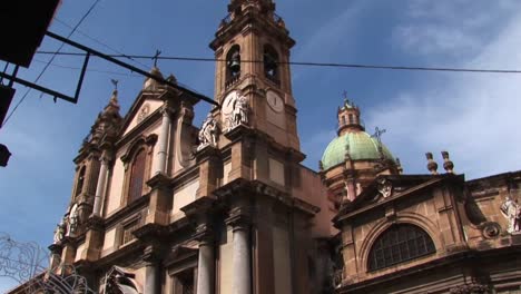 Un-ángulo-Bajo-De-Un-Edificio-Religioso-Debajo-De-Un-Nublado-Cielo-Azul-Palermo-Italia