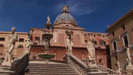 Muchas-Estatuas-Están-En-Exhibición-Fuera-De-Una-Catedral-Católica-Romana-En-Palermo-Italia
