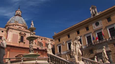 Muchas-Estatuas-Están-En-Exhibición-Fuera-De-Una-Catedral-Católica-Romana-En-Palermo,-Italia-1