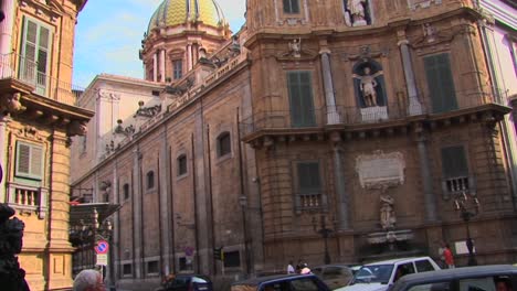 Eine-Römisch-katholische-Kathedrale-In-Palermo-Italien,-Wie-Sie-In-Der-Ferne-An-Einer-Belebten-Straße-Zu-Sehen-Ist