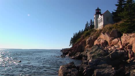 Ein-Leuchtturm-Am-Rand-Einer-Klippe-Mit-Blick-Auf-Das-Meer-In-Bass-Harbor-Lighthouse-Maine