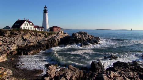 The-Portland-Head-Lighthouse-oversees-the-ocean-from-rocks-in-Maine-New-England-