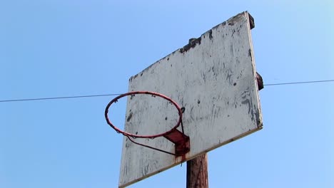 Ein-Alter-Basketballkorb