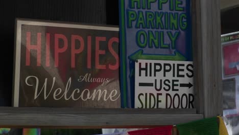 Hippie-Willkommensschilder-Auf-Einem-Woodstock-Bulletin-Board-In-Woodstock-New-York