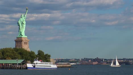 La-Estatua-De-La-Libertad-En-El-Puerto-De-Nueva-York-En-El-Día